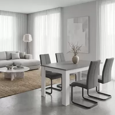Sala de estar e jantar moderna com mesa branca e cadeiras cinza