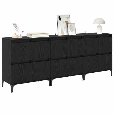Aparador preto moderno com decoração no topo incluindo jarra, livros, quadros e luminária.