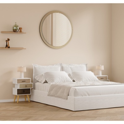 Quarto com cama branca, mesas de cabeceira com gavetas de madeira, abajures e espelho redondo