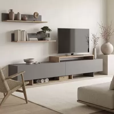 Móvel TV cinzento com prateleiras de madeira clara e decoração minimalista numa sala acolhedora