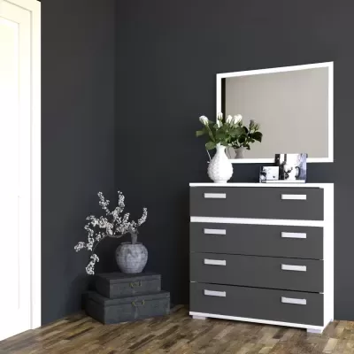 Cómoda cinzenta e branca com espelho e decoração de flores numa sala com parede cinzenta escura.