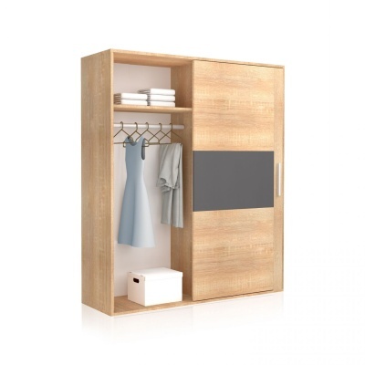 Roupeiro de madeira clara com porta de correr e secção aberta com roupas e caixa.