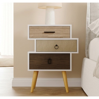 Mesa de cabeceira com três gavetas coloridas e lâmpada branca