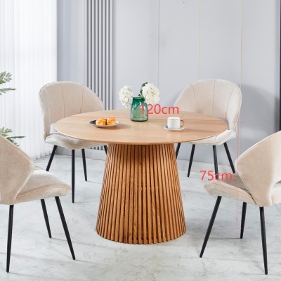 Mesa de jantar redonda em madeira clara com quatro cadeiras estofadas bege