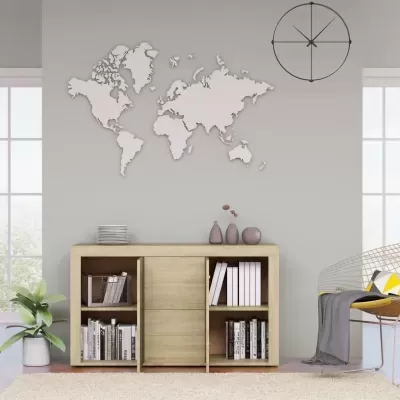 Móvel de madeira clara com livros, mapa-múndi branco na parede cinzenta e relógio redondo preto em sala minimalista