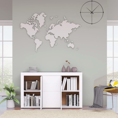 Aparador branco com livros e vasos, mapa-múndi branco e relógio de parede preto numa sala clara