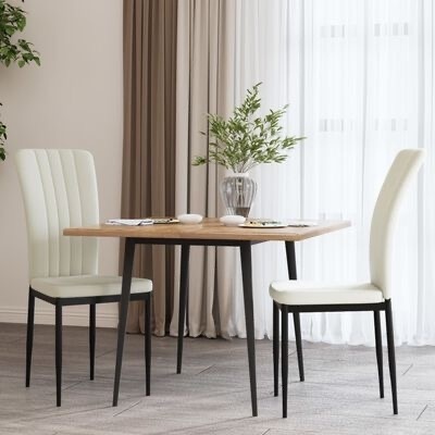 Mesa de jantar em madeira clara com duas cadeiras estofadas creme e vaso com ramo verde