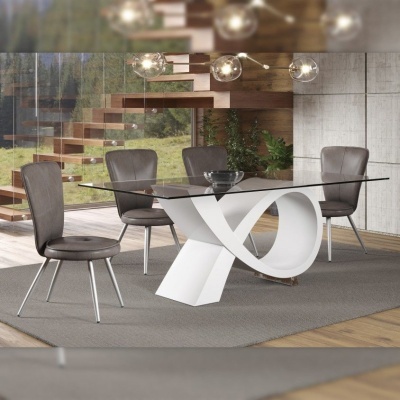 Mesa de vidro com base branca e quatro cadeiras cinza em sala moderna