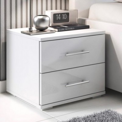 Criado-mudo branco contemporâneo com duas gavetas e objetos decorativos em cima junto a sofá branco