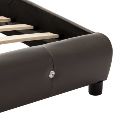 Estrutura de cama preta com couro sintético e ripas de madeira