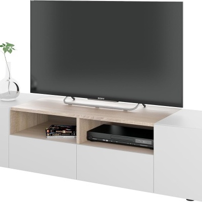 Móvel TV branco com tampo em madeira clara, estantes abertas com livros e aparelho, planta em vaso transparente e TV Sony preta