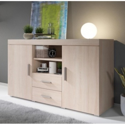 Móvel de arrumação em madeira clara com decoração e luz redonda