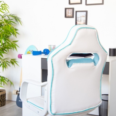 Cadeira de escritório branca com detalhes azuis em ambiente de sala