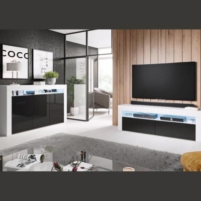 Móveis brancos com portas pretas em sala com parede de madeira clara e preta