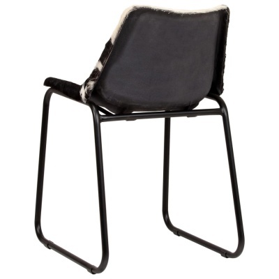 Cadeira com estrutura metálica preta e assento revestido por pele com padrão animal em preto, branco e castanho.