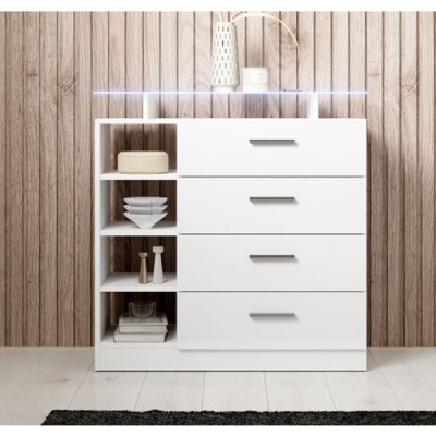Cómoda branca com gavetas e prateleiras decoradas junto a parede de madeira