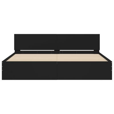 Cama de casal preta com ripas de madeira clara