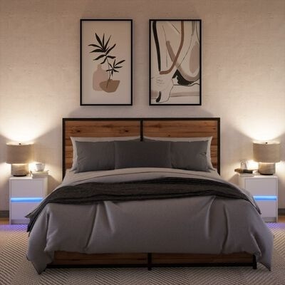Quarto com cama de madeira e metal, roupa de cama cinzenta, mesas de cabeceira brancas com luzes LED, abajures e quadros decorativos abstratos