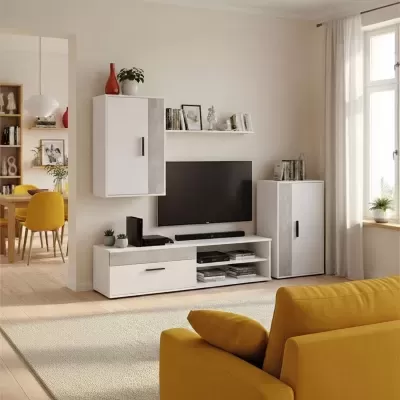 Sala de estar com móvel TV branco, sofá amarelo mostarda, cortinas claras e janela grande