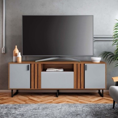Móvel de madeira com televisão de ecrã plano numa sala moderna