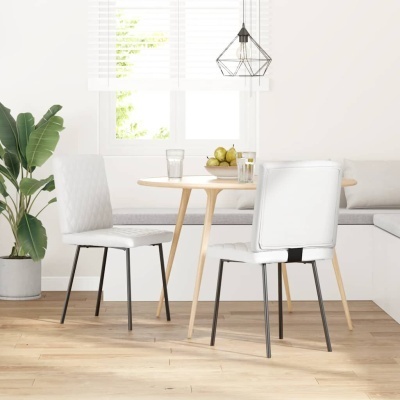 Sala de jantar com mesa redonda de madeira clara e cadeiras brancas com pernas metálicas