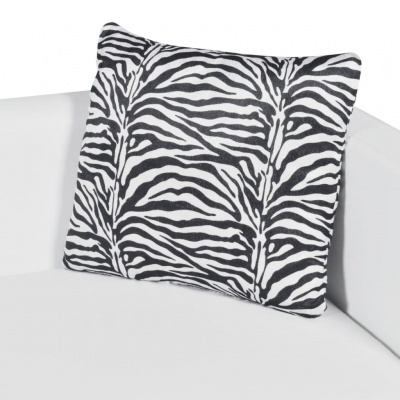Almofada com padrão zebra num sofá branco
