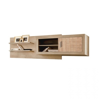 Estante de parede em madeira clara com textura de rattan numa das portas