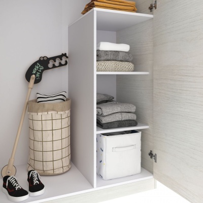 Armário branco com roupas dobradas, cesto xadrez bege, sapatilhas pretas e prancheta de madeira