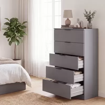 Cômoda cinza com gavetas abertas e decoração de quarto clara e natural