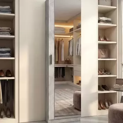Armário alto com porta espelhada em closet moderno com prateleiras e roupas.