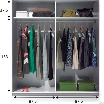 Armário branco dividido com roupas penduradas, malas e caixas verdes