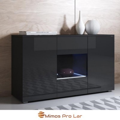 Móvel alto preto brilhante com três portas e vitrine iluminada, decorado com vasos brancos e um livro.