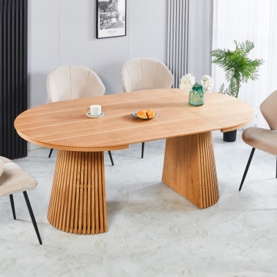 Mesa de jantar oval de madeira clara com cadeiras bege e decoração minimalista