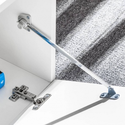 Suporte metálico cromado e dobradiça em armário branco