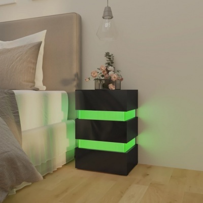 Mesa de cabeceira preta com luz verde junto a cama e candeeiro pendente