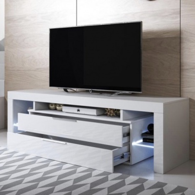 Móvel de televisão branco lacado com gavetas abertas e televisão de ecrã plano