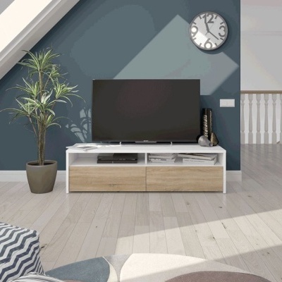 Móvel de TV em madeira clara e branca com televisão preta e planta em vaso cinzento