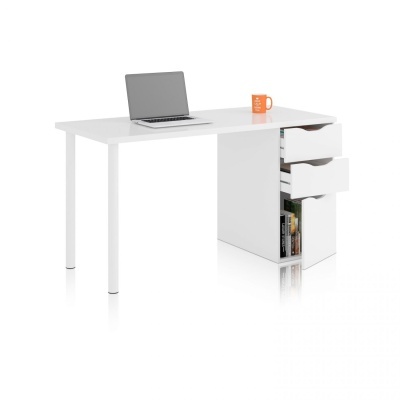 Secretária branca com gavetas, portátil e caneca no tampo