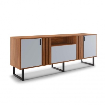 aparador moderno em madeira castanha com portas e gaveta cinzentas e base metálica preta