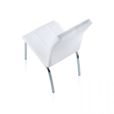 Cadeira branca estofada com pernas metálicas cromadas