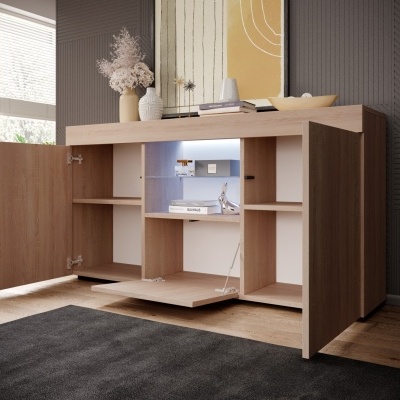 Aparador em madeira clara com iluminação interior aberto numa sala moderna.