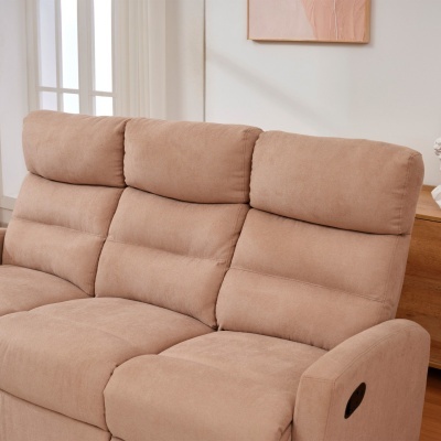 Sofá reclinável bege de três lugares num ambiente de sala branco e madeira