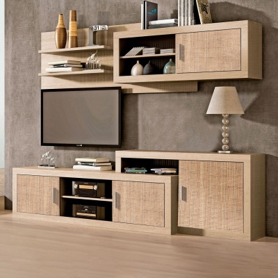 Móvel de sala madeira clara rattan com televisão, livros e lâmpada