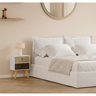 Cama bege claro com almofadas brancas e mesa de cabeceira com lâmpada em quarto minimalista