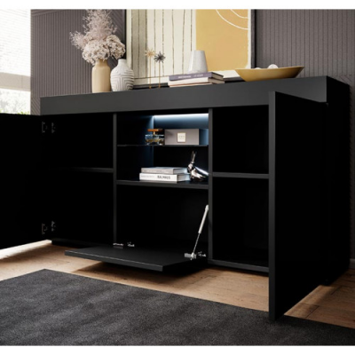 Aparador preto com portas abertas, livros e objetos decorativos no interior e luz interna