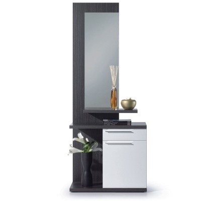 Móvel de entrada cinza escuro com porta branca, gaveta, espelho vertical e decoração com vasos e difusor