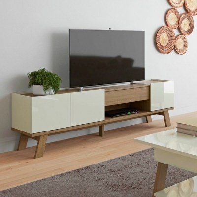 Móvel de televisão com portas brancas e estrutura de madeira em sala moderna