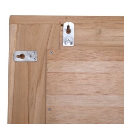 superfície de madeira clara com peças metálicas e parafusos para pendurar