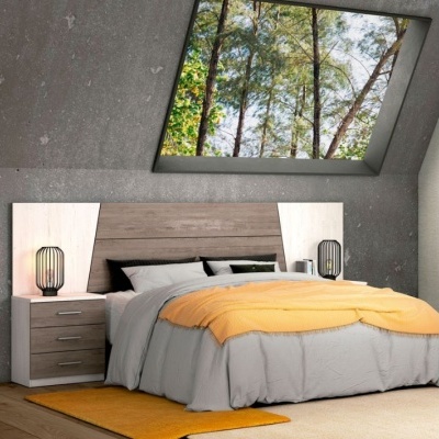 Quarto com cama de casal, mesas de cabeceira, candeeiros e janela com vista para árvores