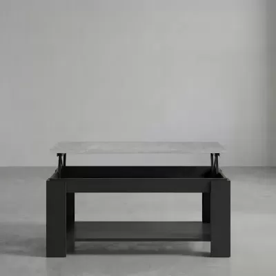 Mesa de centro preta com tampo cinza claro levantado em sala cinza